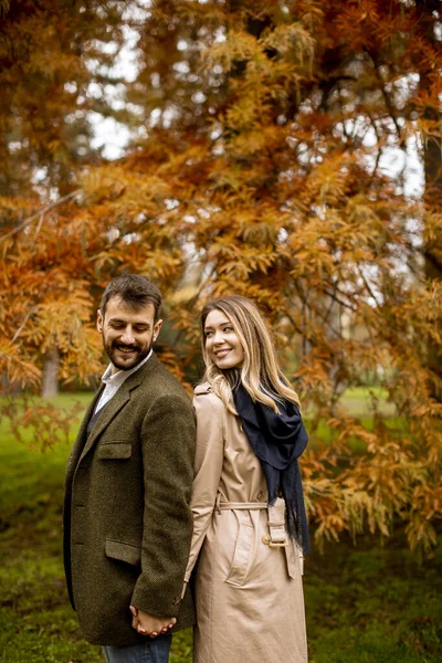 Bella Giovane Coppia Nel Parco Autunnale — Foto Stock