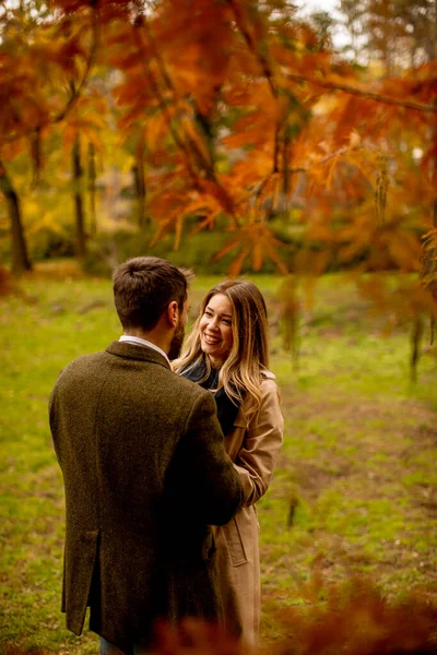 Beau Jeune Couple Dans Parc Automne — Photo