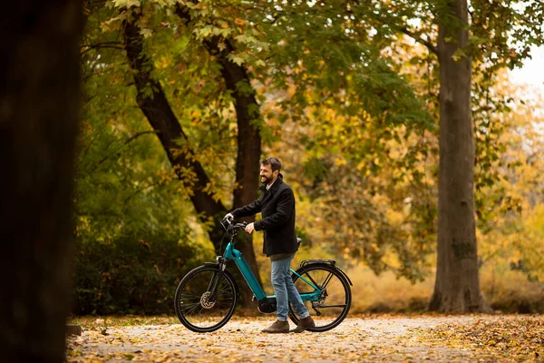 Schöner Junger Mann Mit Elektrofahrrad Herbstpark — Stockfoto