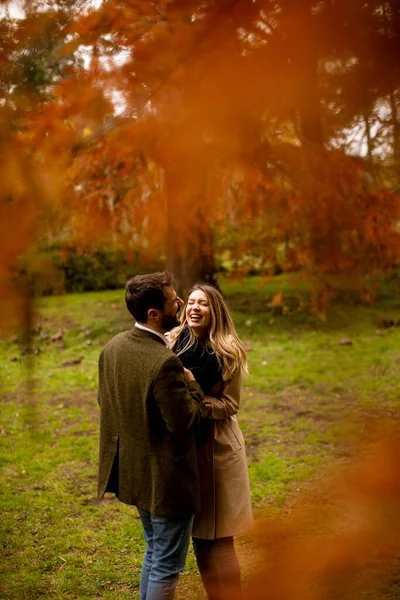 Bella Giovane Coppia Nel Parco Autunnale — Foto Stock