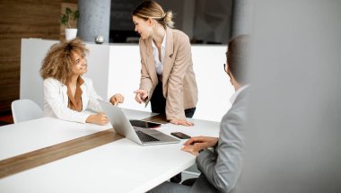 Ofiste birlikte çalışan bir grup çok ırklı iş adamı.