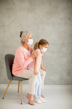 Büyük anne ve küçük tatlı torun solunum maskesi takıyor.