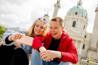 Avusturya, Viyana 'daki St. Peter Katolik Kilisesi' nde selfie çeken genç bir çift.