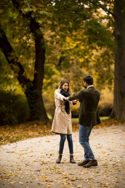 Yakışıklı Genç Çift Sonbahar Parkında Eğleniyor — Stok fotoğraf