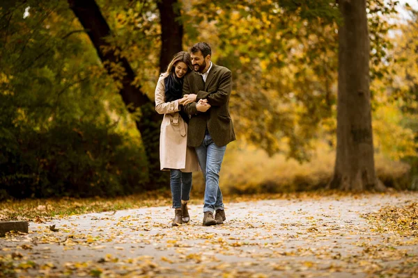 Güz Parkında Yürüyen Yakışıklı Genç Çift — Stok fotoğraf