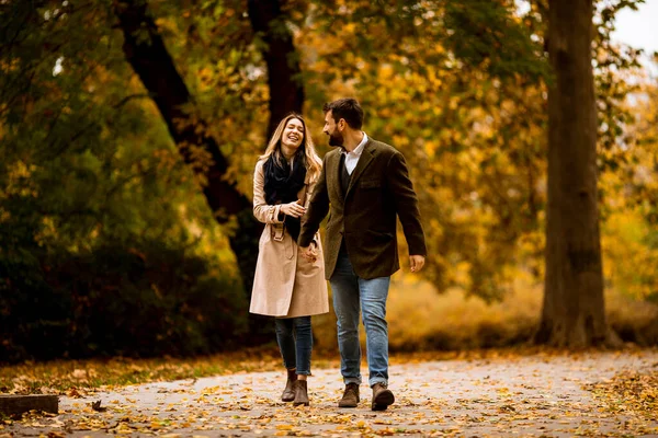 Bonito Jovem Casal Andando Parque Outono — Fotografia de Stock