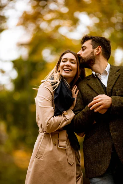 Bonito Jovem Casal Andando Parque Outono — Fotografia de Stock