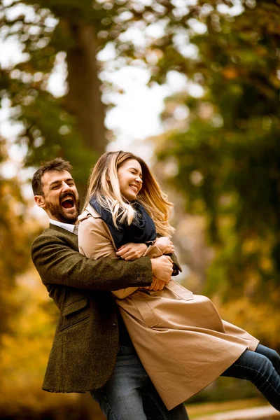 Bonito Jovem Casal Divertindo Parque Outono — Fotografia de Stock