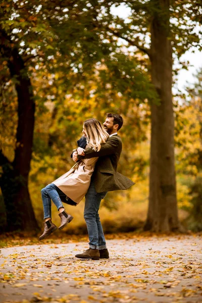 Schönes Junges Paar Hat Spaß Herbstpark — Stockfoto