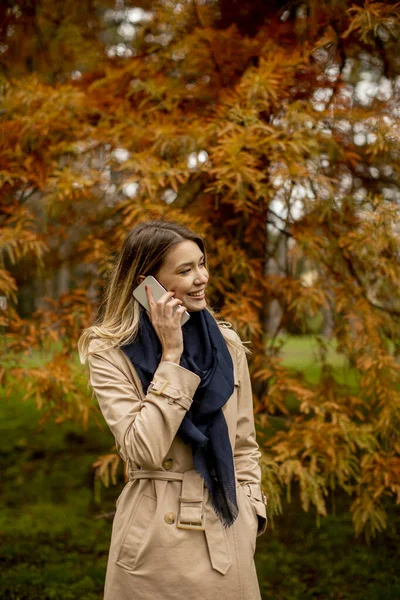 Красива Молода Жінка Використовує Мобільний Телефон Осінньому Парку — стокове фото