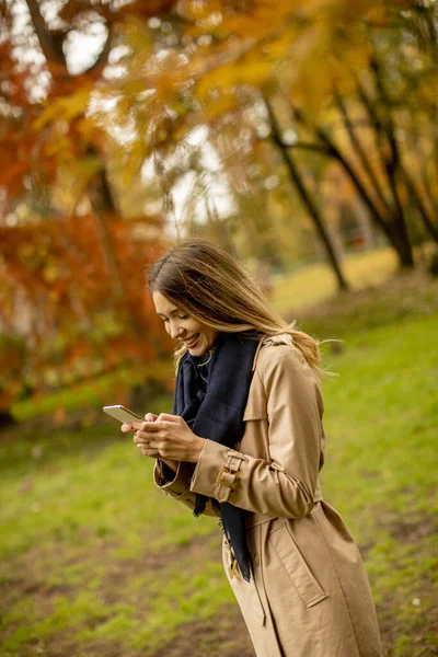 Söt Ung Kvinna Som Använder Mobiltelefon Höstparken — Stockfoto