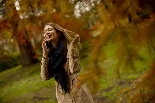 Bella Giovane Donna Che Utilizza Telefono Cellulare Nel Parco Autunnale — Foto Stock