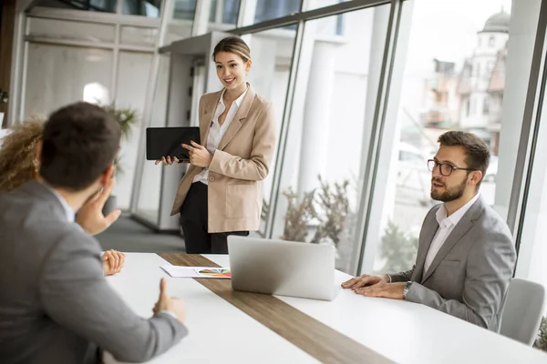 Grupp Multietniska Affärsmän Som Arbetar Tillsammans Kontoret — Stockfoto