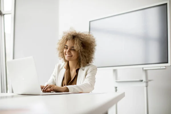 Hübsche Junge Frau Mit Lockigem Haar Arbeitet Laptop Hellen Büro — Stockfoto