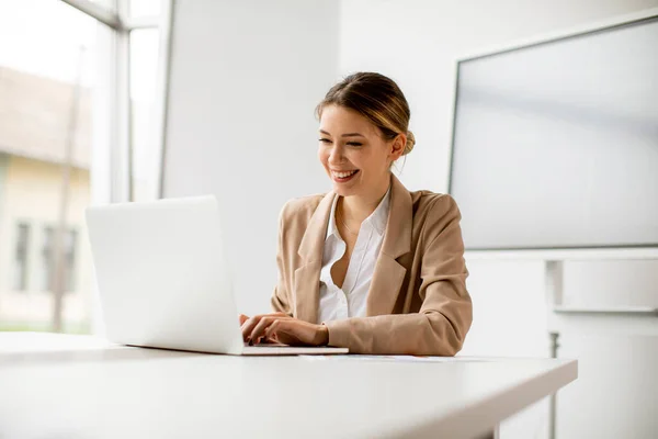 Hübsche Junge Frau Arbeitet Laptop Hellem Büro Mit Großem Bildschirm — Stockfoto