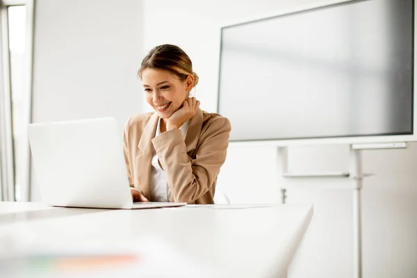 Hübsche Junge Frau Arbeitet Laptop Hellem Büro Mit Großem Bildschirm — Stockfoto