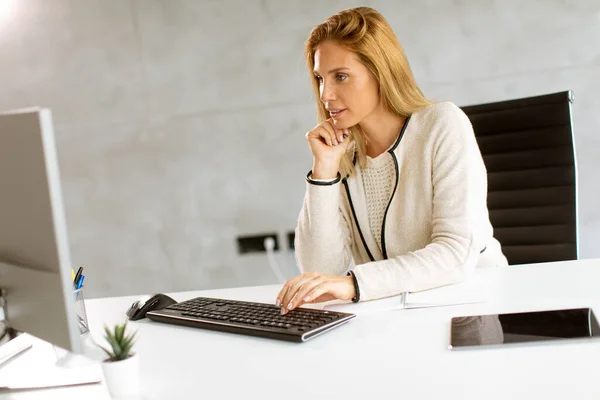 Mooie Zakenvrouw Werken Laptop Heldere Moderne Kantoor — Stockfoto