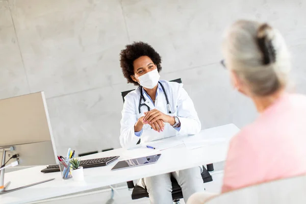 Senior Kvinna Med Skyddande Ansiktsmasker Får Nyheter Från Svart Kvinnlig — Stockfoto