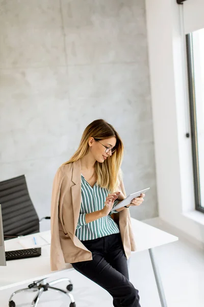 Jolie Jeune Femme Affaires Tenant Tablette Numérique Debout Dans Bureau — Photo