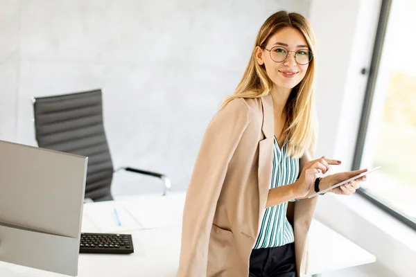 Jolie Jeune Femme Affaires Tenant Tablette Numérique Debout Dans Bureau — Photo