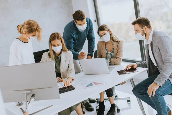 Skupina Podnikatelů Schůzku Pracuje Kanceláři Nosí Masky Jako Ochranu Před — Stock fotografie