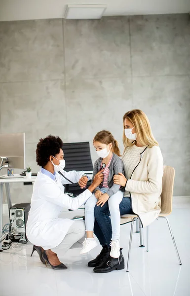 Moeder Met Zijn Dochtertje Bij Het Pediatrisch Onderzoek Door Afro — Stockfoto