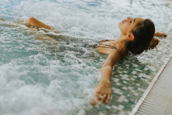 Pretty Young Woman Relaxing Whirlpool Bathtub Poolside — Stock Photo, Image