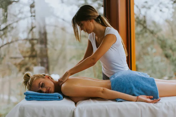 Mooie Jonge Vrouw Liggend Het Hebben Van Nek Massage Spa — Stockfoto