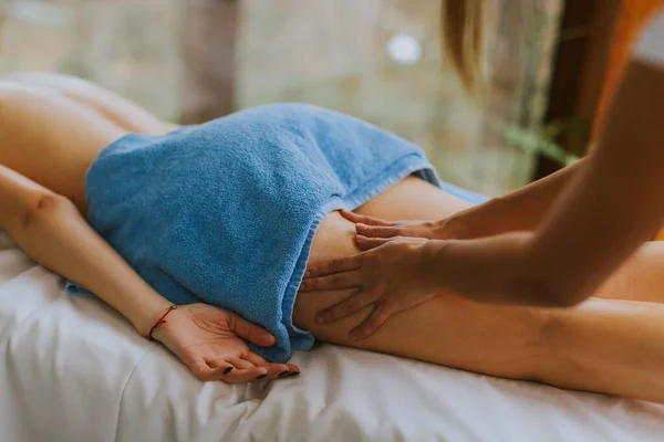 Bela Jovem Deitada Tendo Massagem Nas Pernas Salão Spa Durante — Fotografia de Stock