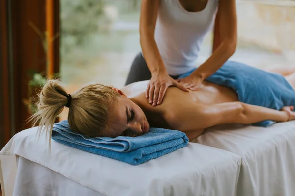 Vacker Ung Kvinna Ligger Och Har Tillbaka Massage Spa Salong — Stockfoto