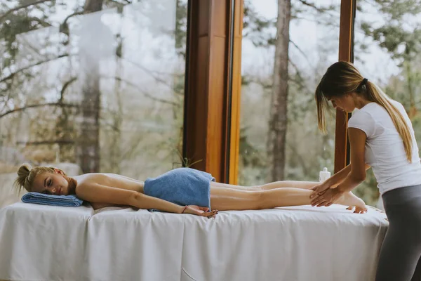 Hermosa Mujer Joven Acostada Teniendo Masaje Pierna Salón Spa Durante —  Fotos de Stock