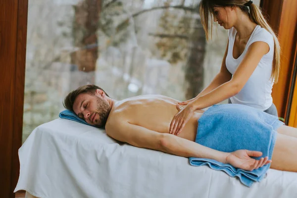 Knappe Jonge Man Liggen Het Hebben Van Rug Massage Spa — Stockfoto