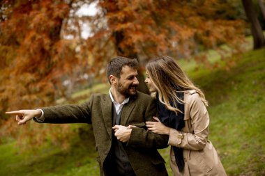 Güz parkında yakışıklı genç bir çift.