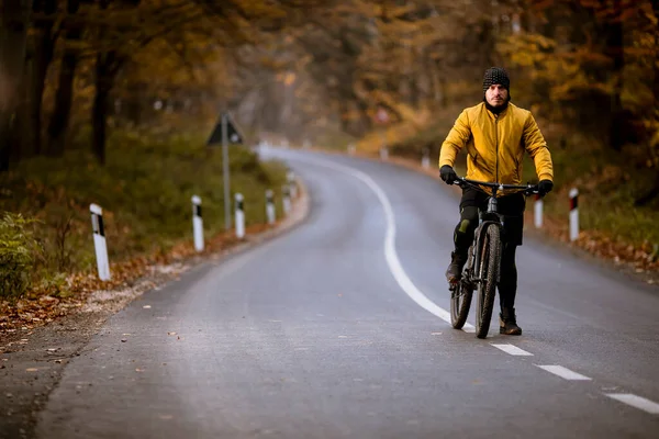 Hübscher Junger Mann Bremst Auf Landstraße Bei Radtour Durch Herbstwald — Stockfoto