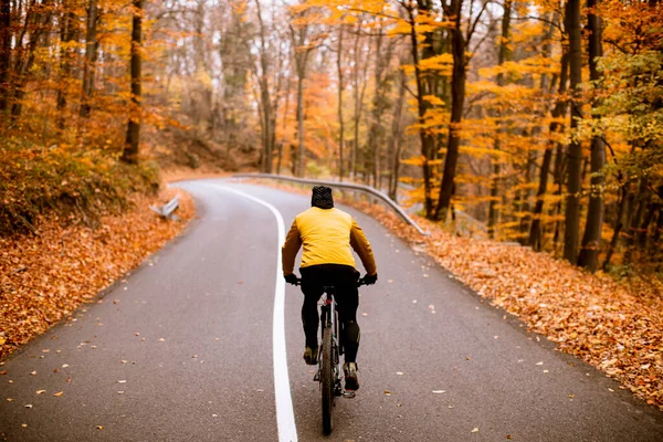 Schöner Junger Mann Radelt Auf Landstraße Durch Herbstwald — Stockfoto