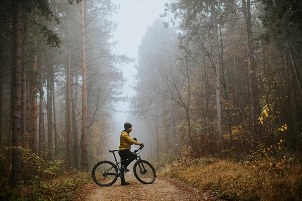 Красивый Молодой Человек Тормозит Время Езды Велосипеде Осеннему Лесу — стоковое фото