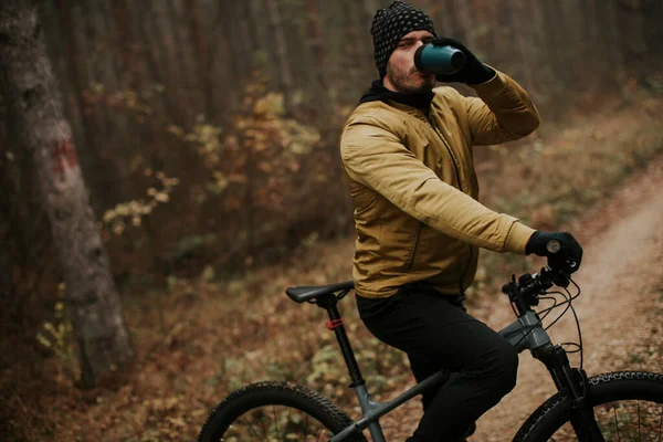 Hübscher Junger Mann Bremst Bei Radtour Durch Herbstwald — Stockfoto