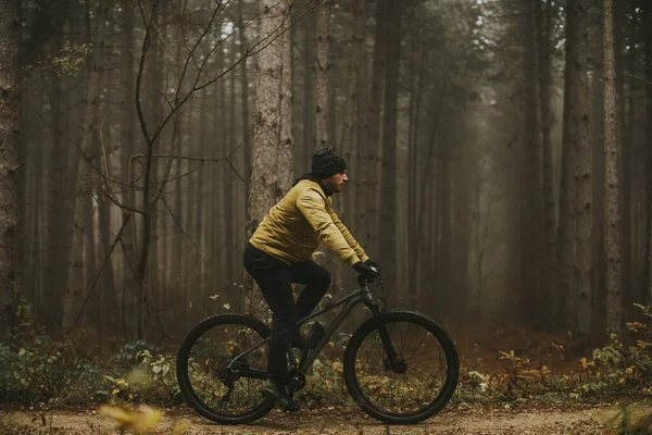 Bonito Jovem Ciclismo Através Floresta Outono — Fotografia de Stock