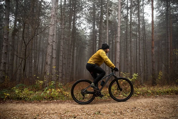 Schöner Junger Mann Radelt Durch Den Herbstwald — Stockfoto