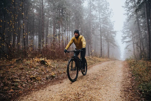 Bello Giovane Uomo Bicicletta Attraverso Foresta Autunnale — Foto Stock