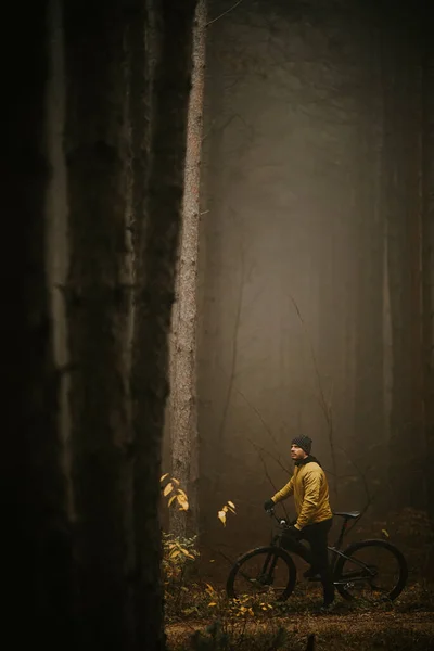 Beau Jeune Homme Prenant Frein Pendant Vélo Travers Forêt Automne — Photo