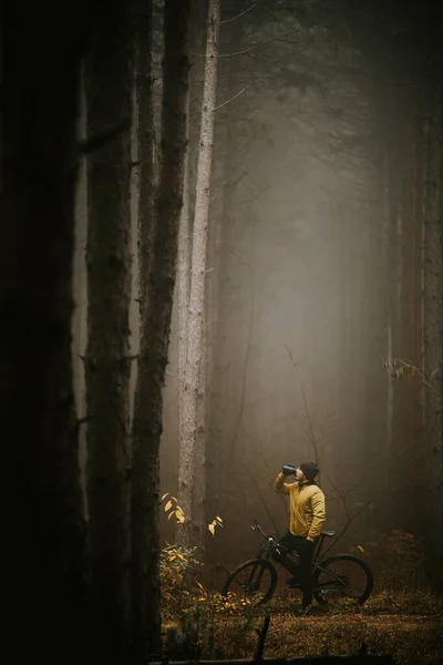 Beau Jeune Homme Prenant Frein Pendant Vélo Travers Forêt Automne — Photo