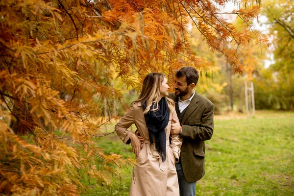 一对年轻貌美的夫妇在秋天的公园里散步 — 图库照片