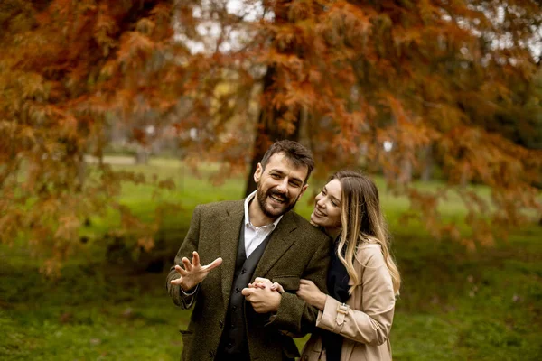 Bonito Jovem Casal Parque Outono — Fotografia de Stock