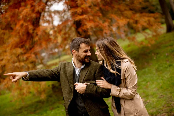 Bonito Jovem Casal Parque Outono — Fotografia de Stock