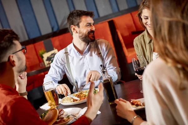 Group Young People Having Dinner Restaurant — Stock Photo, Image