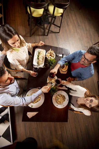 Group Young People Having Dinner Restaurant — Stock Photo, Image