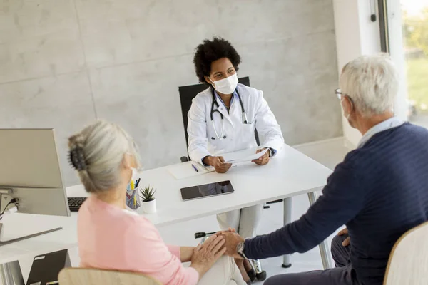 Senior Par Med Skyddande Ansiktsmasker Får Nyheter Från Svart Kvinnlig — Stockfoto