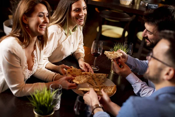 Grupo Jovens Jantando Restaurante — Fotografia de Stock