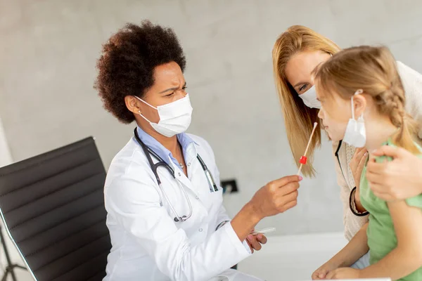 Madre Con Hija Pequeña Examen Pediatra Por Doctora Afroamericana — Foto de Stock